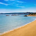 In La Escala Near Beaches & Pools 아파트