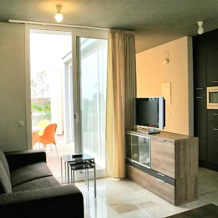 Facing The Pool Apartment