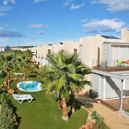 Facing The Pool * L'Escala