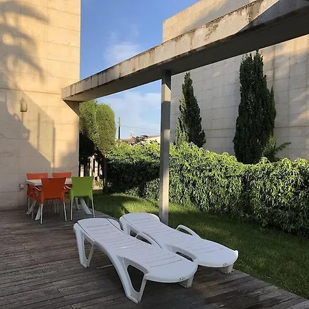 Facing The Pool Apartment *