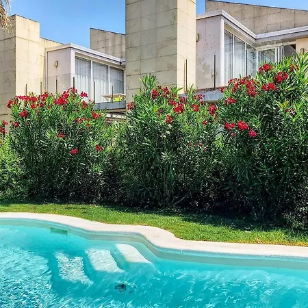 Facing The Pool * L'Escala